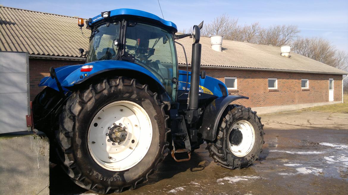 New Holland T7030 - Nyvasket og klar til forårsarbejdet. billede 4