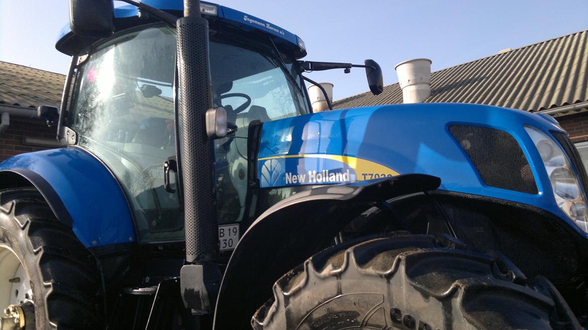 New Holland T7030 - Nyvasket og klar til forårsarbejdet. billede 5