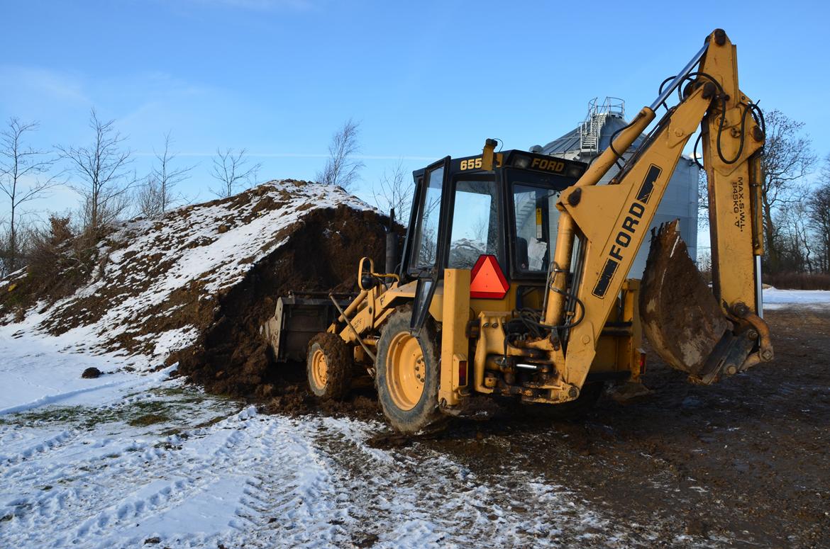 Ford 655 A 4WD - 1. gear, 4WD, spærrepedalen i bund og fuld hammer ind i bunken. Den gamle hund kan stadig arbejde. billede 7