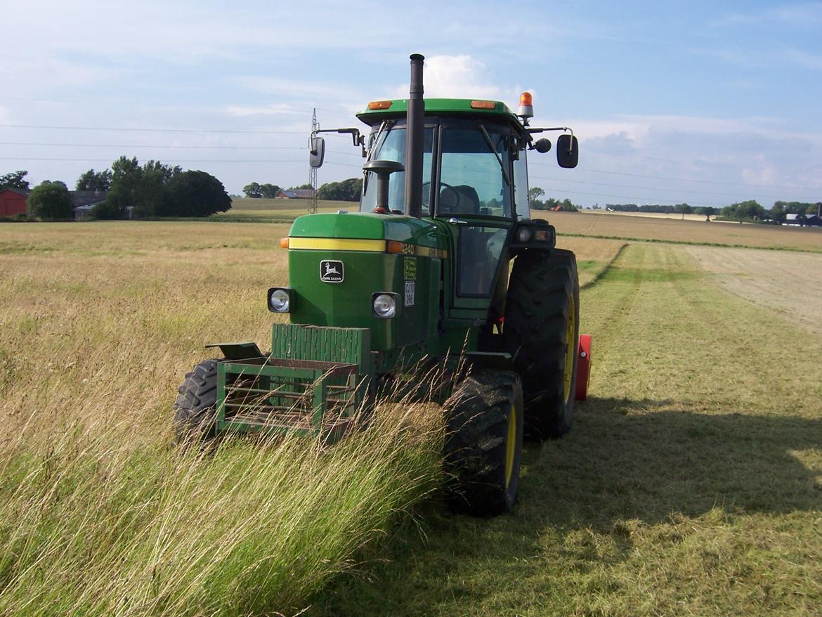 John Deere 4240 - Brakslåning er en af dens faste opgaver igennem sommeren billede 18