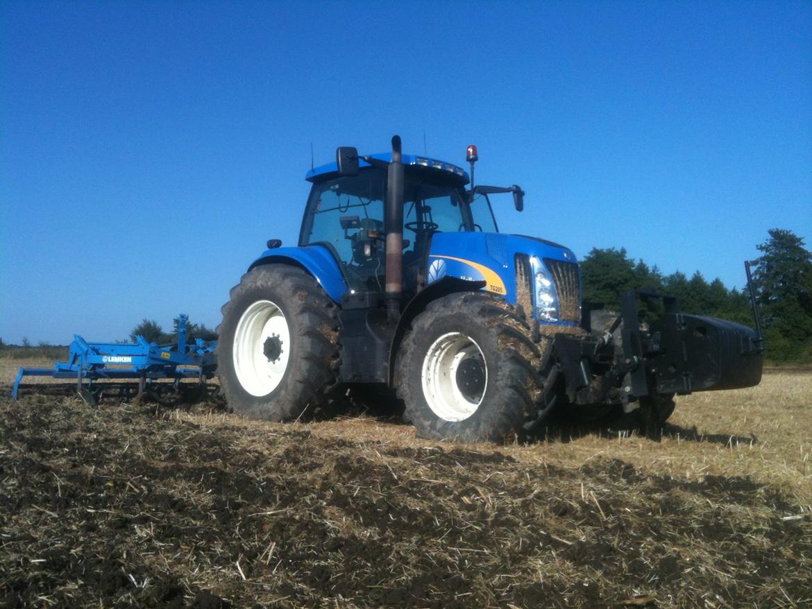 New Holland TG 285 - Ude og harve med lemken 5 meter stubharve. billede 7