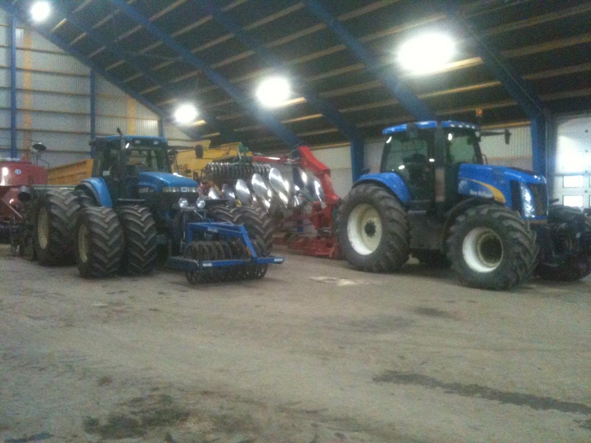 New Holland TG 285 - TG´ern med ploven og den ene 8970´er med såsættet. billede 5