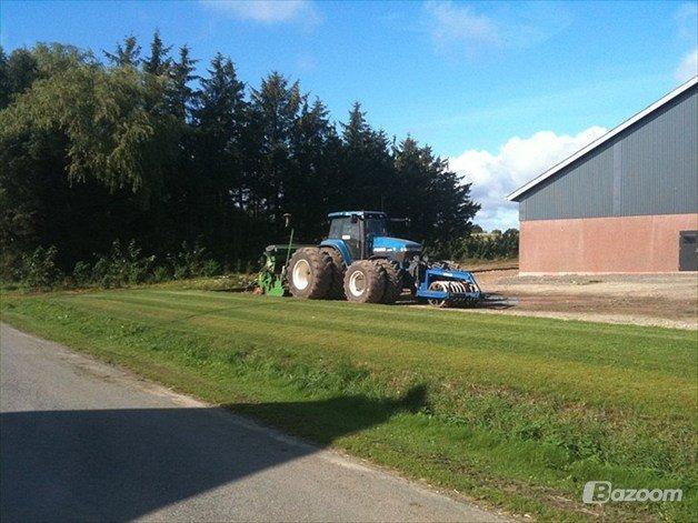 Ford 8970 - Lige fået monteret Amazone greendrill 200. billede 2