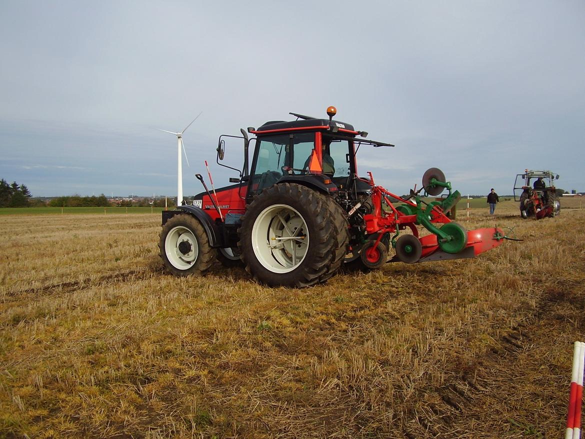 Valtra 900 - Til pløjning i Galten ved Niels Balle billede 1