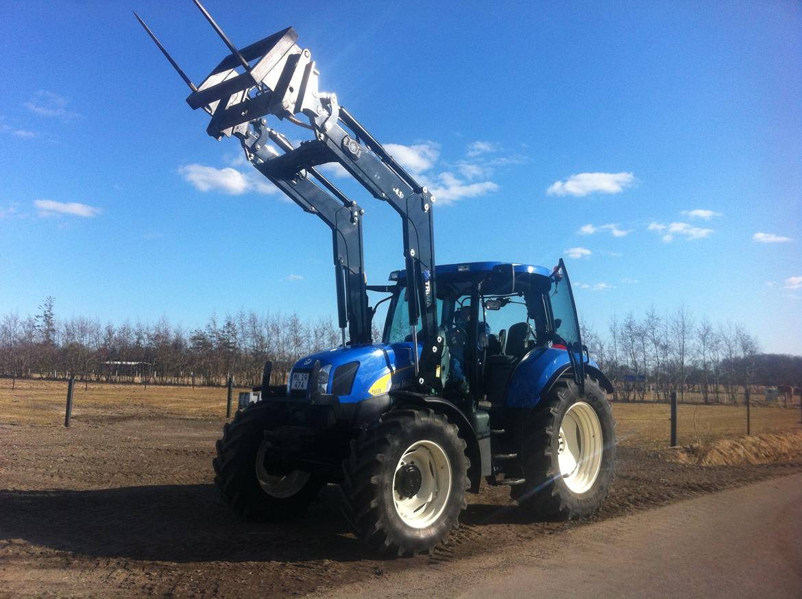 New Holland ts135a - Så er der forår på egnen! - Så ville vi snart have nogle redskaber på :-) billede 1