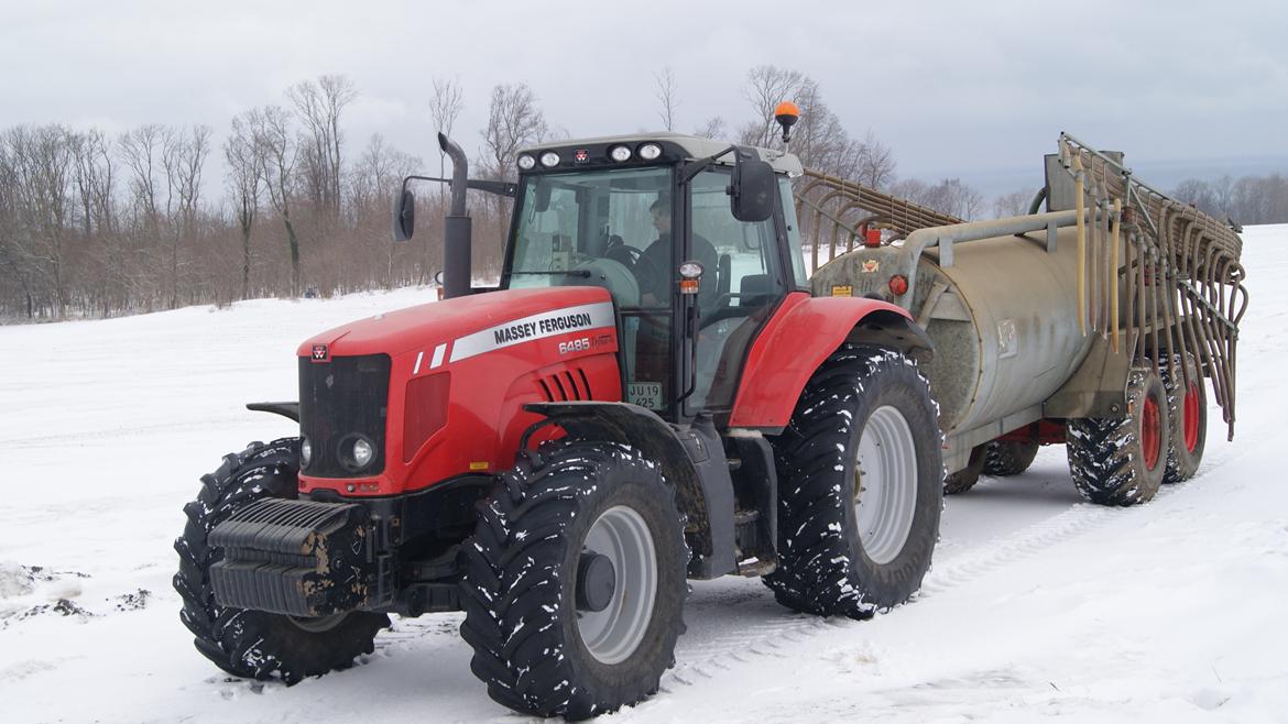 Massey Ferguson Dyna-6 6485 - Gyllevognen skulle lige en tur til mekanikeren inden sæsonen starter. :D billede 1