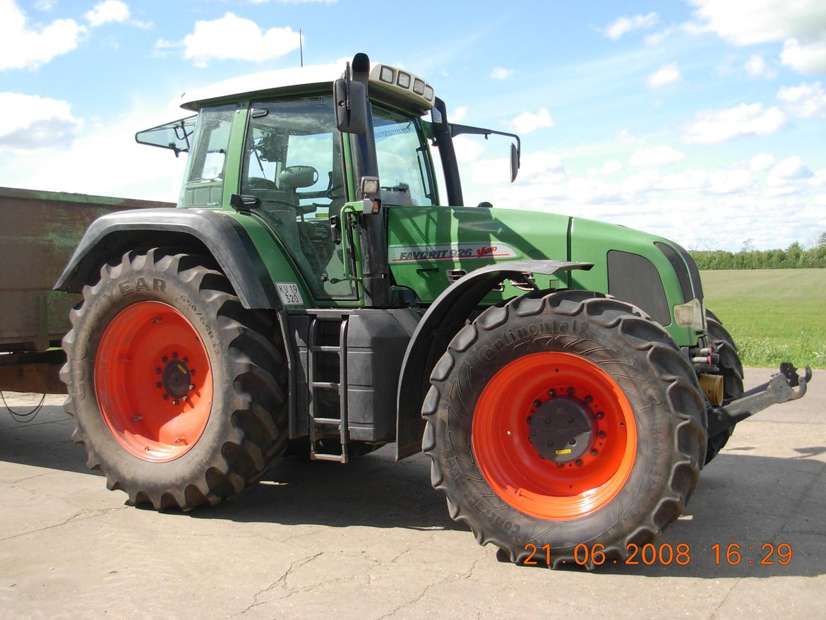 Fendt 926 Favorit Vario - Klar, til at flytte lidt møg, med en gammel tipvogn (Har vi ikke mere) billede 9