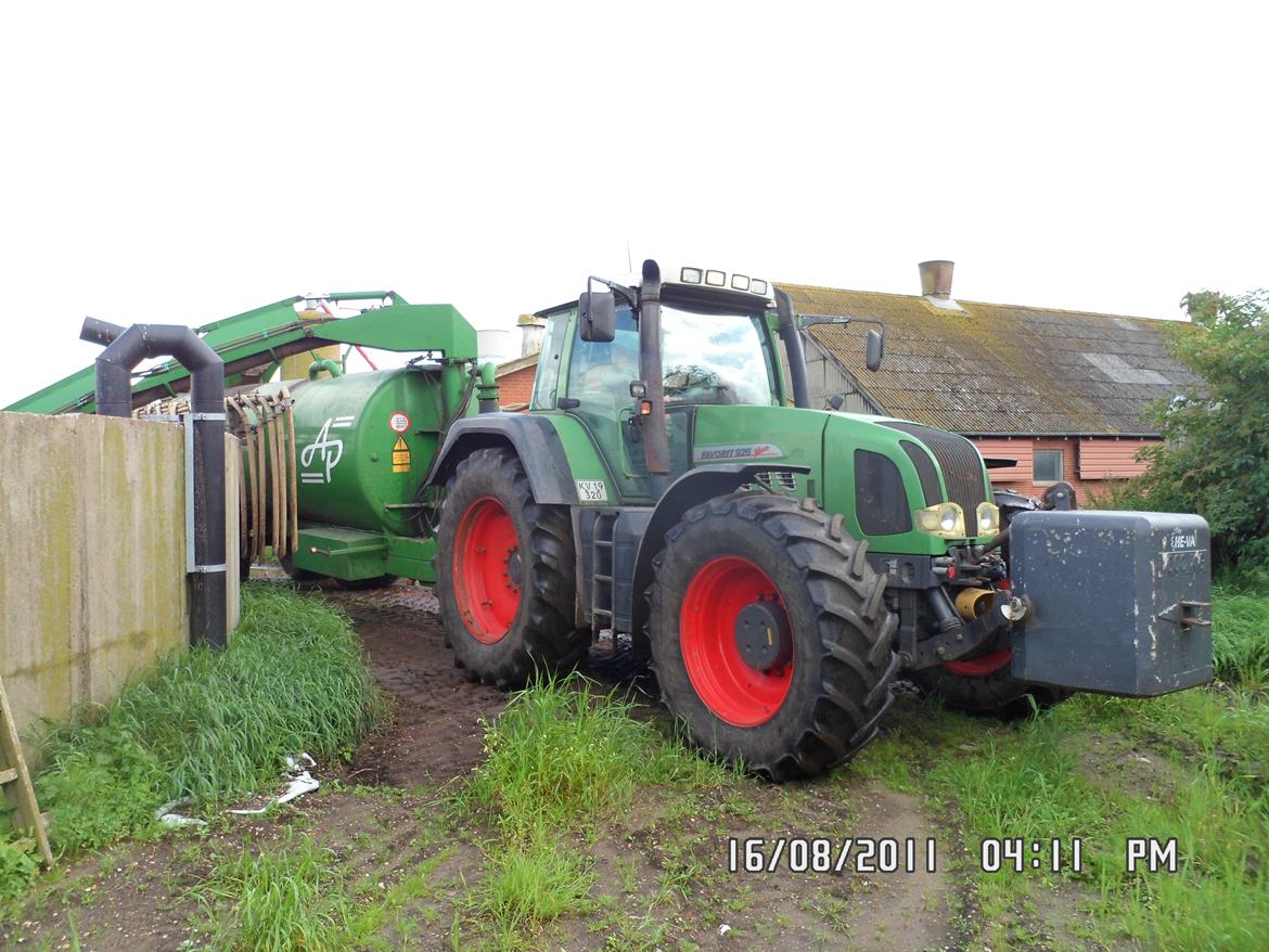 Fendt 926 Favorit Vario - Traktorens mest beskæftigelse, med at kører gylle.;)  billede 1