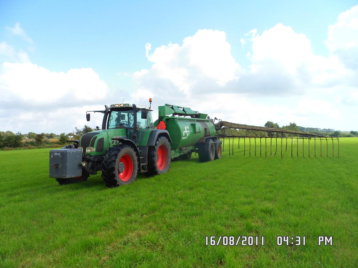 Fendt 926 Favorit Vario - Sidste slæt græs, får lidt en slat gylle år. 2012 billede 8