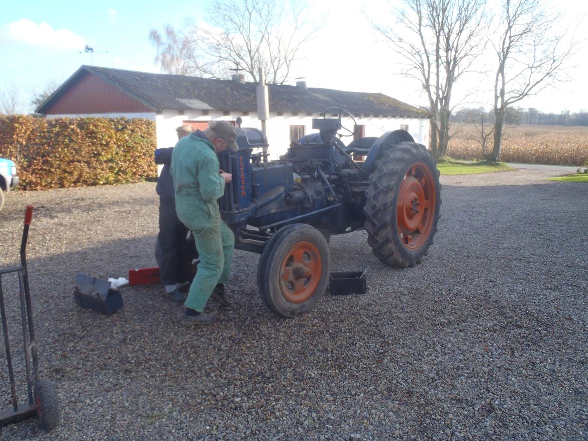 Fordson E27N Major - Køleren bliver monteret efter vi har fået den gjort gangbar billede 3