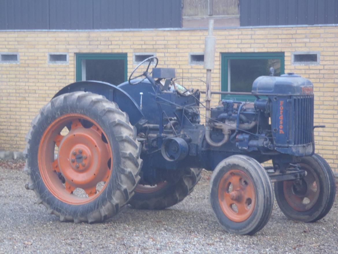 Fordson E27N Major - Ja, så er vi ude og brumme for første gang, med en sodavandsflaske som tank. billede 7