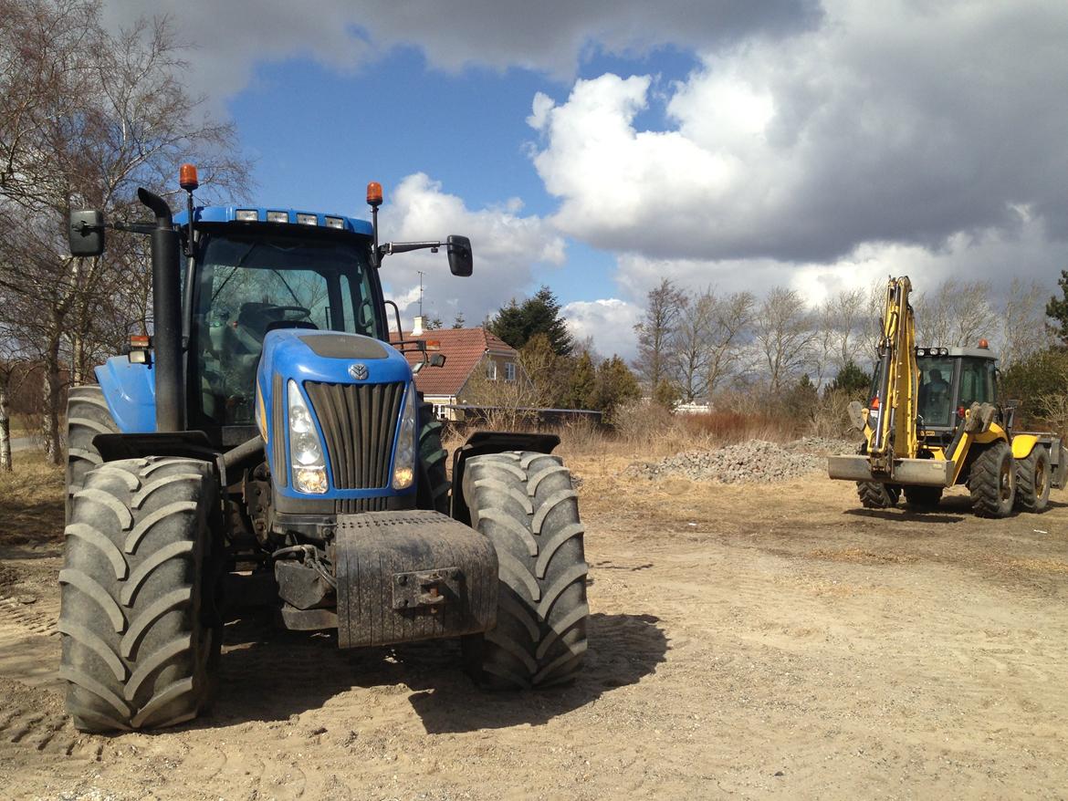 New Holland TG 285 - Der bliver læsset belægningssten. billede 14