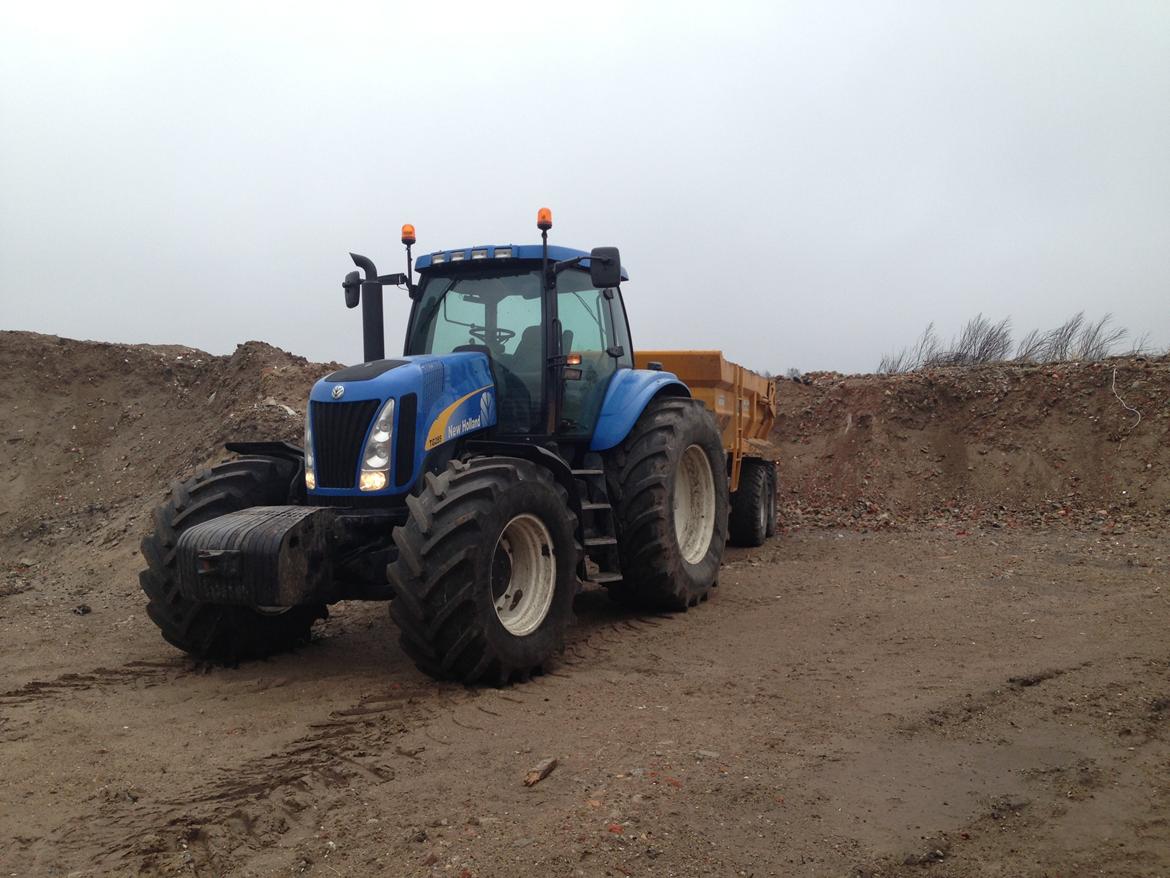 New Holland TG 285 - Der skulle læsses en vognfuld betonknus til en markvej. billede 18