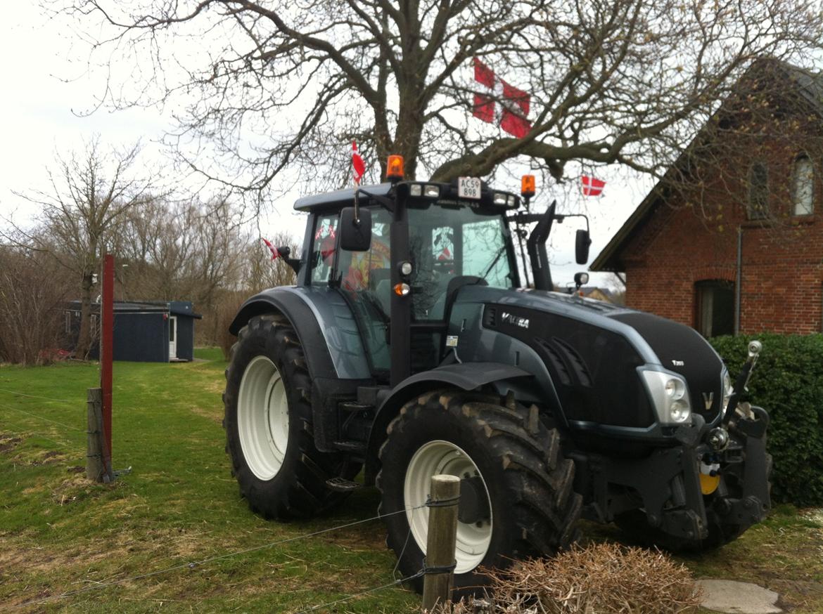 Valtra T203 Direct - Hjemme på græsplænen :) billede 10