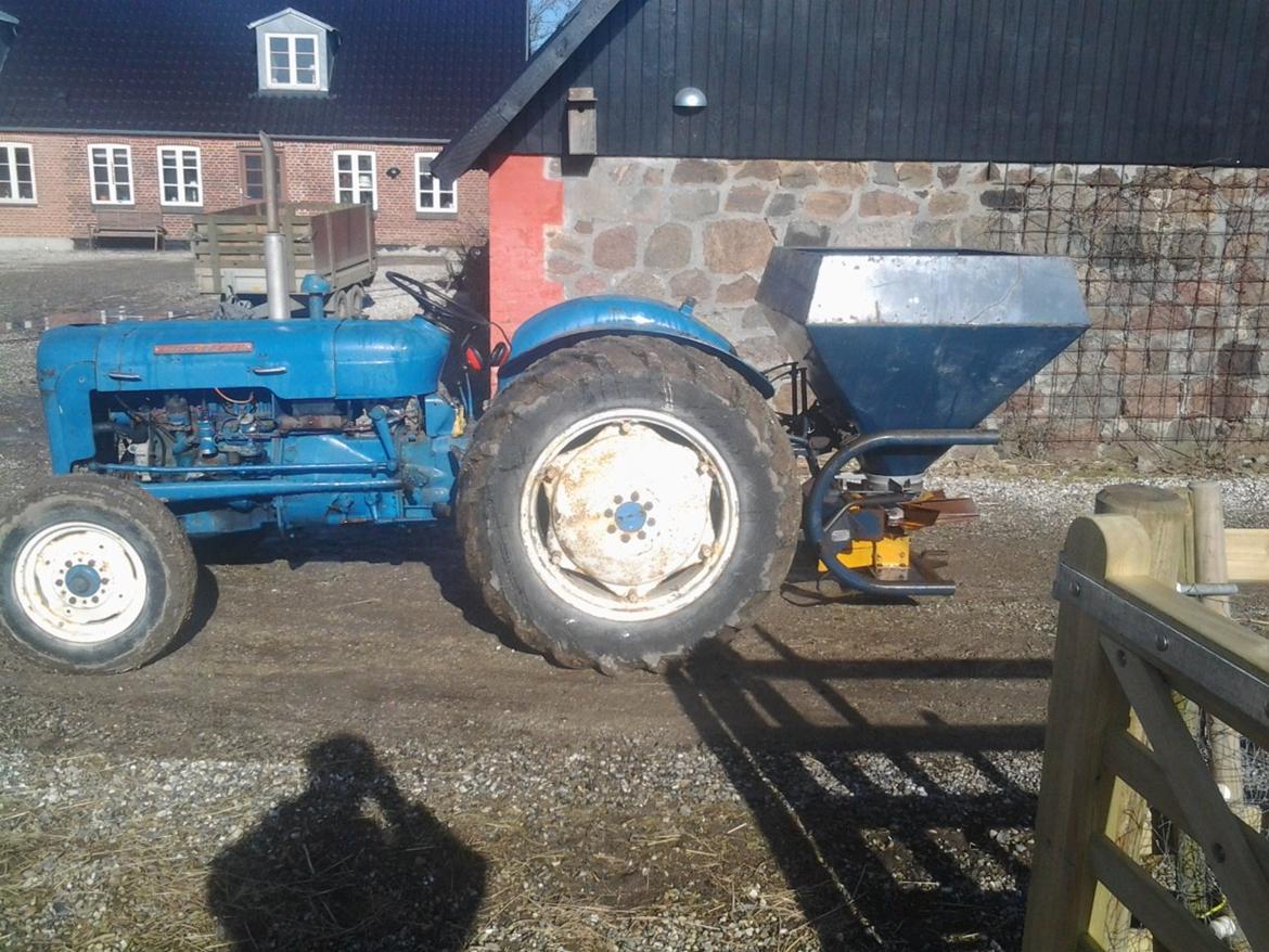 Fordson dexta - Lige blevet vasket efter den har været ude og sprede gødning billede 6