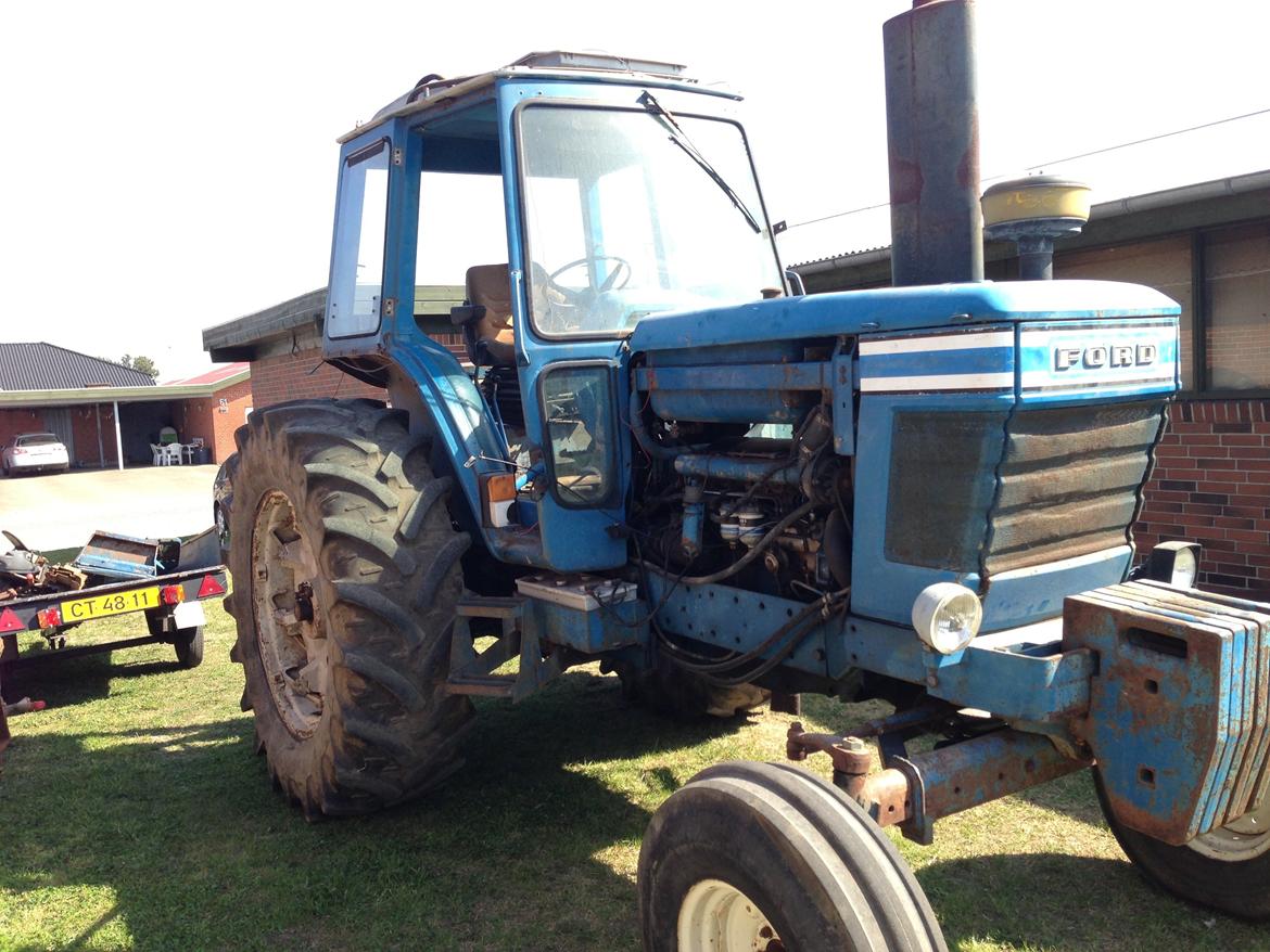 Ford 8700 - Traktoren er lige ankommet og blevet kørt at blokvognen billede 1