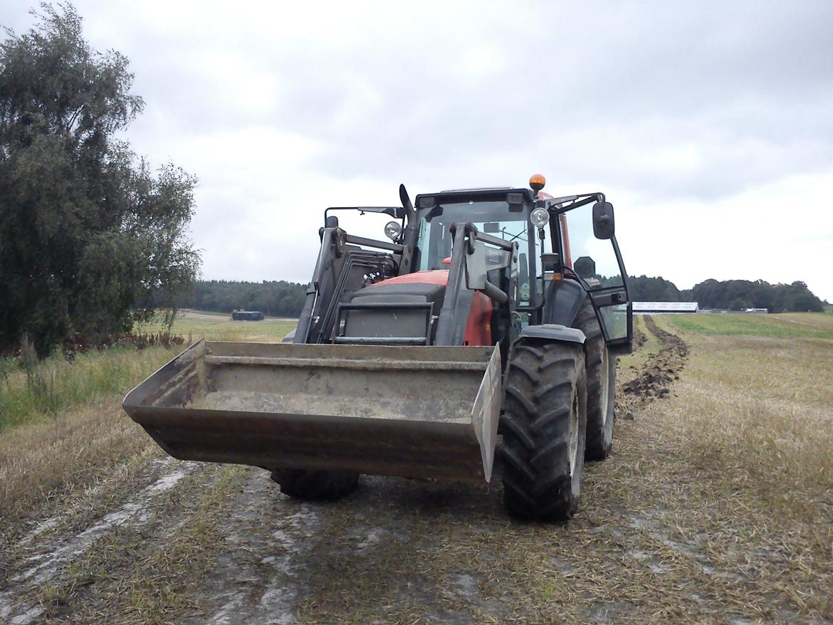 Valtra 8350 HiTech - Igang med at grubbe køresporende efter at marken har været brugt til at parkere omkring 600 biler på. billede 1