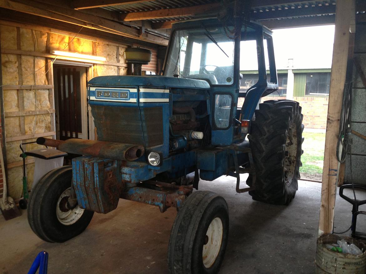 Ford 8700 - Det sku rart med en nabo der har plads hvis man lukker noget luft at dækkene. billede 11