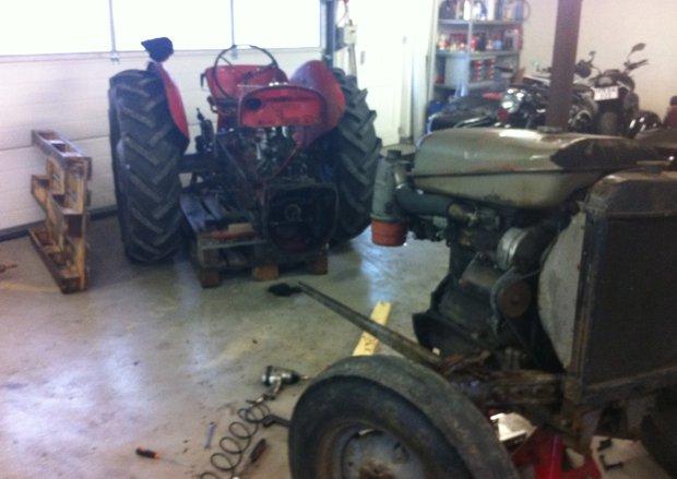 Massey Ferguson 35 - Traktoren er adskilt for at montere en ny pakning bag svinghjul billede 3