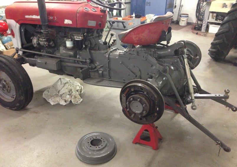 Massey Ferguson 35 - Det er blevet bremsernes tur til en ny gang belægning billede 5