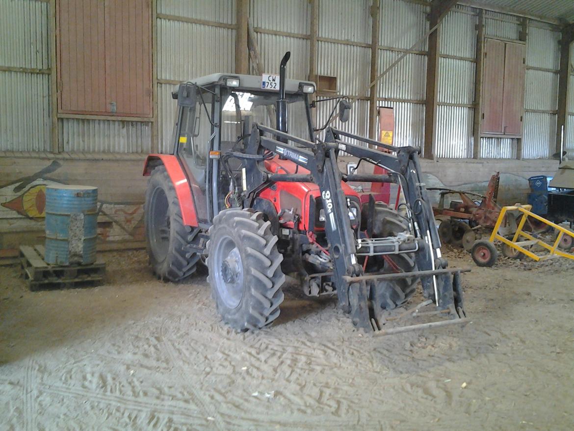 Massey Ferguson 4315 Midtsjællands efterskole - Den lille traktor når den holder i laden. billede 1