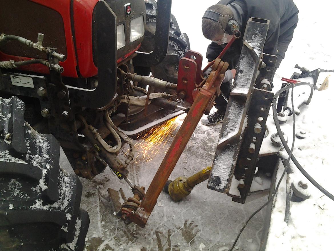 Massey Ferguson 4315 Midtsjællands efterskole - Liftarmen knækkede, så vi måtte skære A rammen af. billede 2