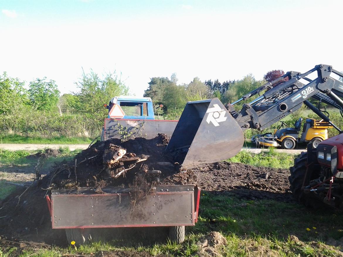 Massey Ferguson 4315 Midtsjællands efterskole - Der var desvære ikke noget tip på vognen, så vi måtte skubbe det af. billede 15