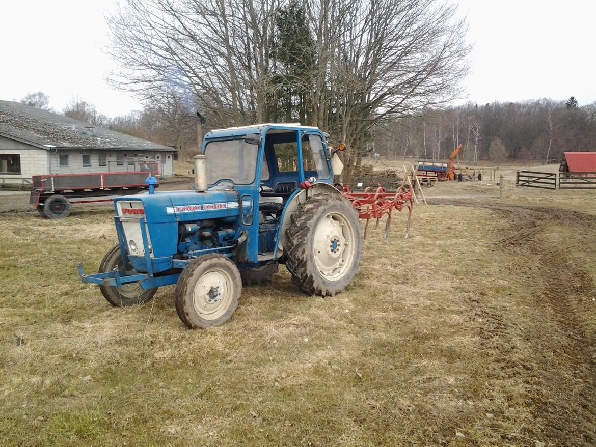 Ford 3000 Midtsjællands efterskole - Den holder klar med harven. billede 1