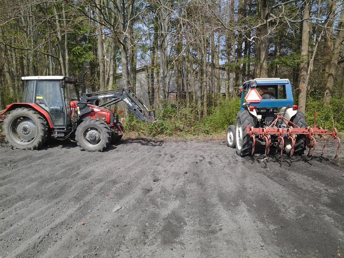 Ford 3000 Midtsjællands efterskole - Vi skulle lige harve ridebanen, for at fjerne plovfuen fra den lille plov. billede 12