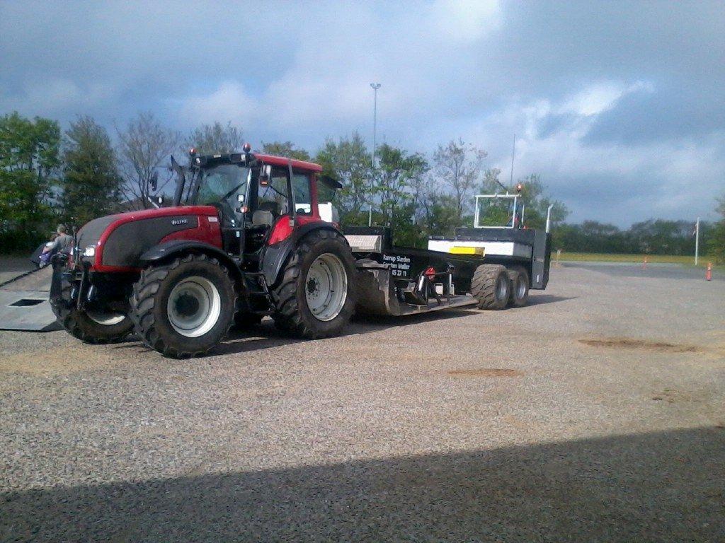 Valtra T180 - kørte slæden om på banden :) billede 20