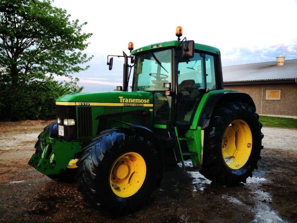 John Deere 6510 - nu med klistermærker på siden ! står klar til træk  billede 1