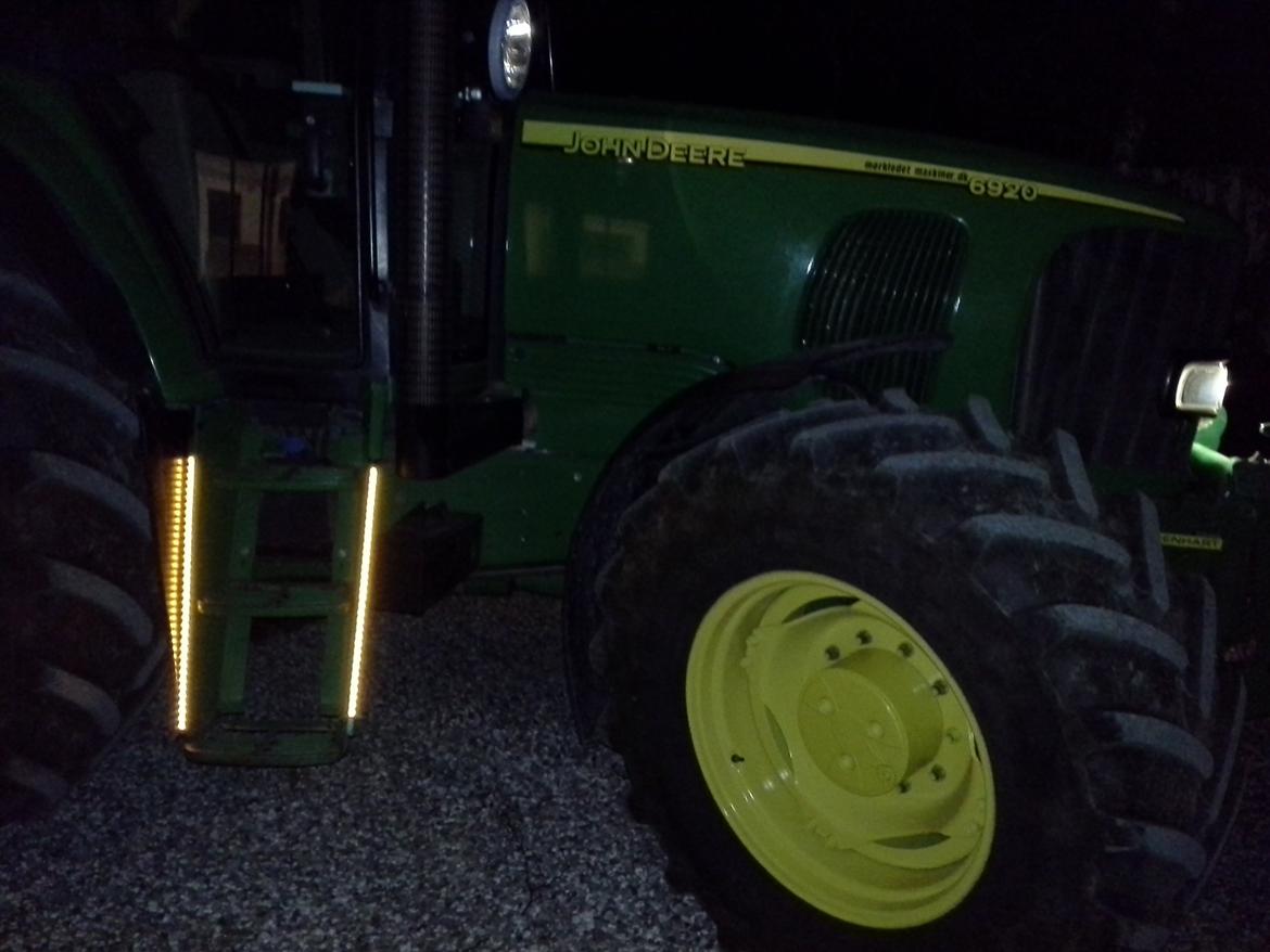 John Deere 6920 - LED Bånd i hvert side på trapperne. billede 17