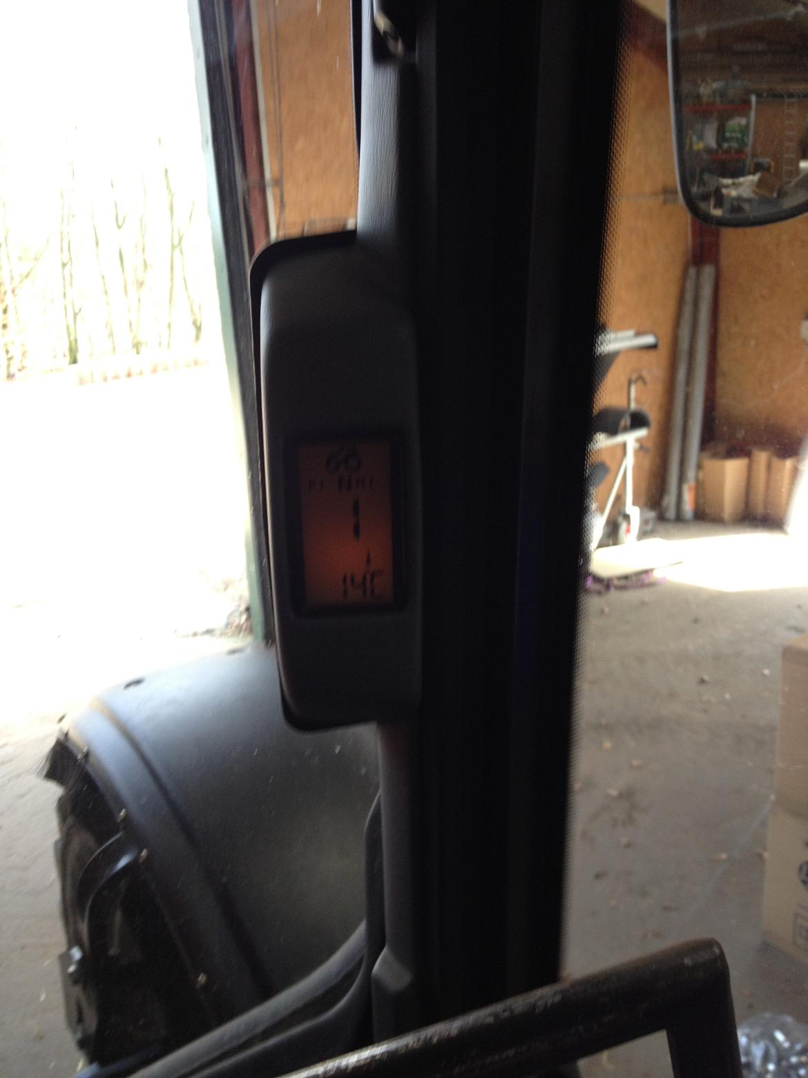 Valtra T 190 - Her kan man se:
Temperatur.
hvilket powershift gear du er i.
og hvilken retning du køre. billede 2