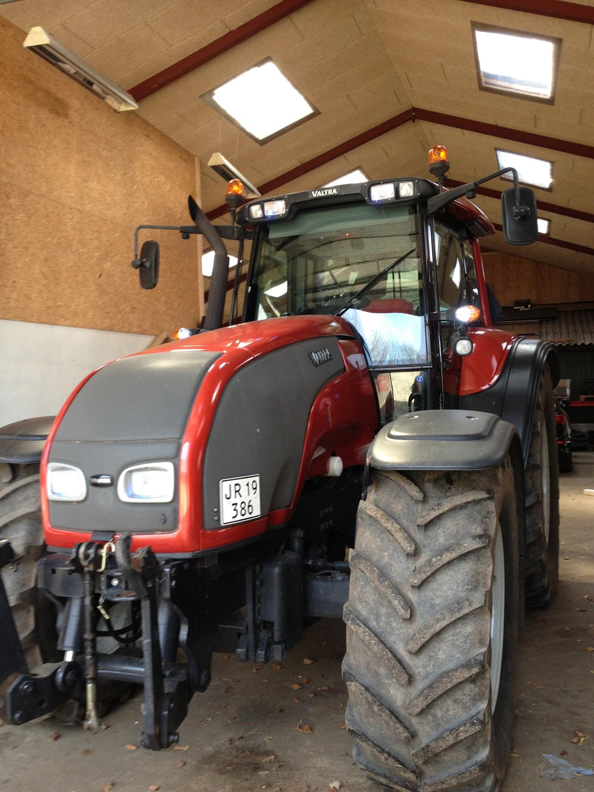 Valtra T 190 - Valtraen foran, man kan måske lige skimte at der er lyd i de blå dioder. billede 5
