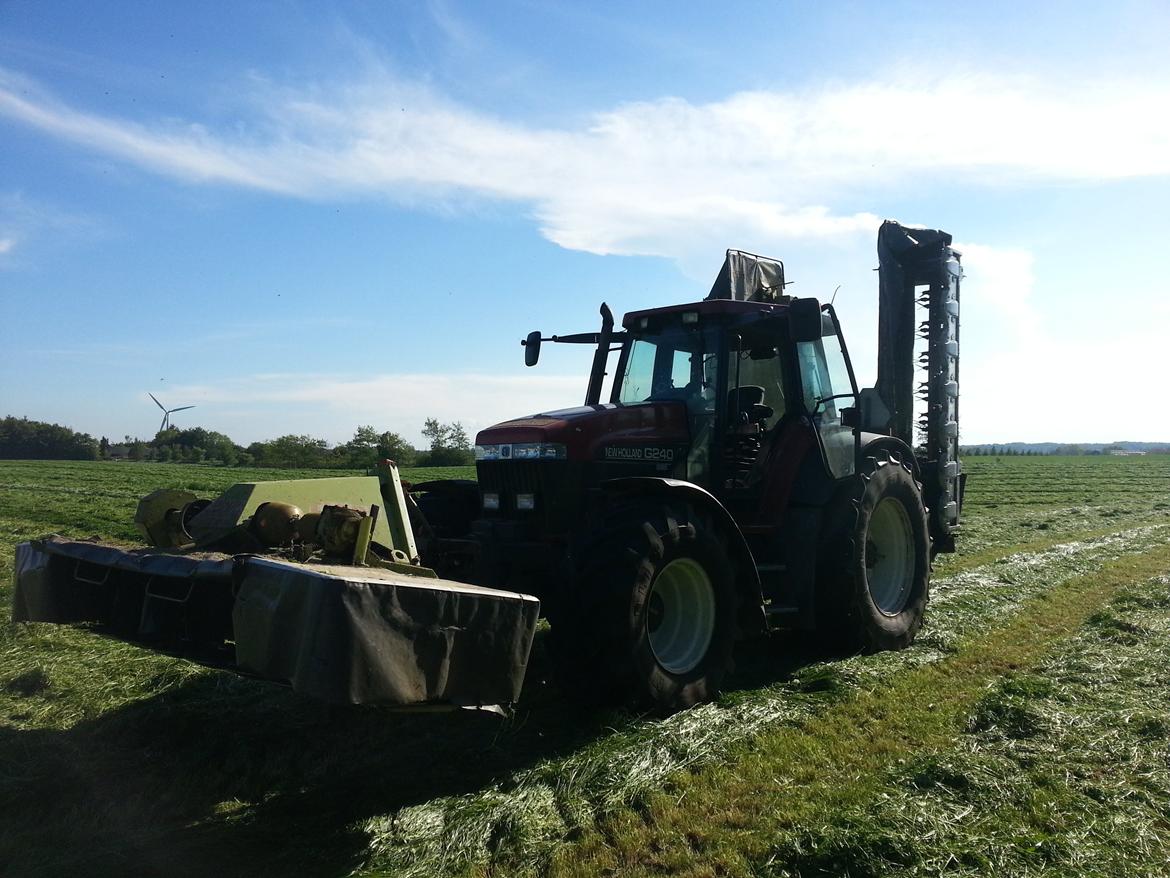 New Holland G240 - Igen med at skårlægge første slæt græs, Med Claas 8.5m meter slårlægger. billede 16