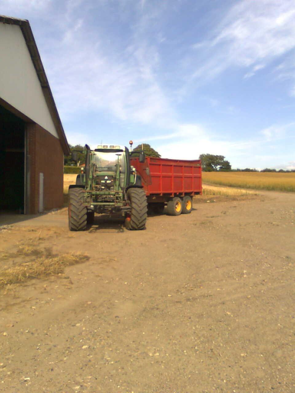 Fendt 820 vario tms - vores fendt 820 igang med at køre korn fra billede 1