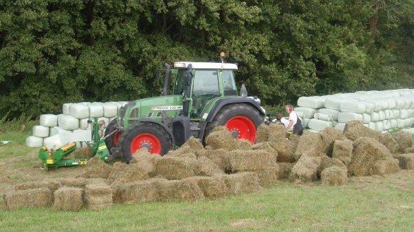 Fendt 820 vario tms - igang med at wrappe baller med to mchale wrappere  billede 2