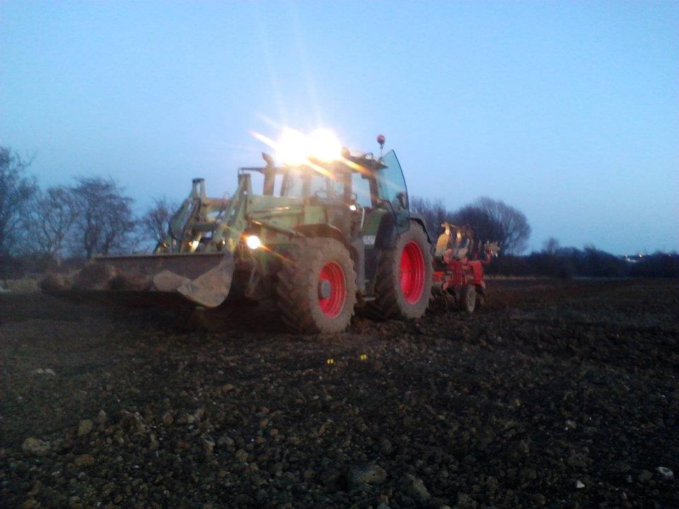 Fendt 820 vario tms - ude og harve spor op efter møgsprederne billede 5