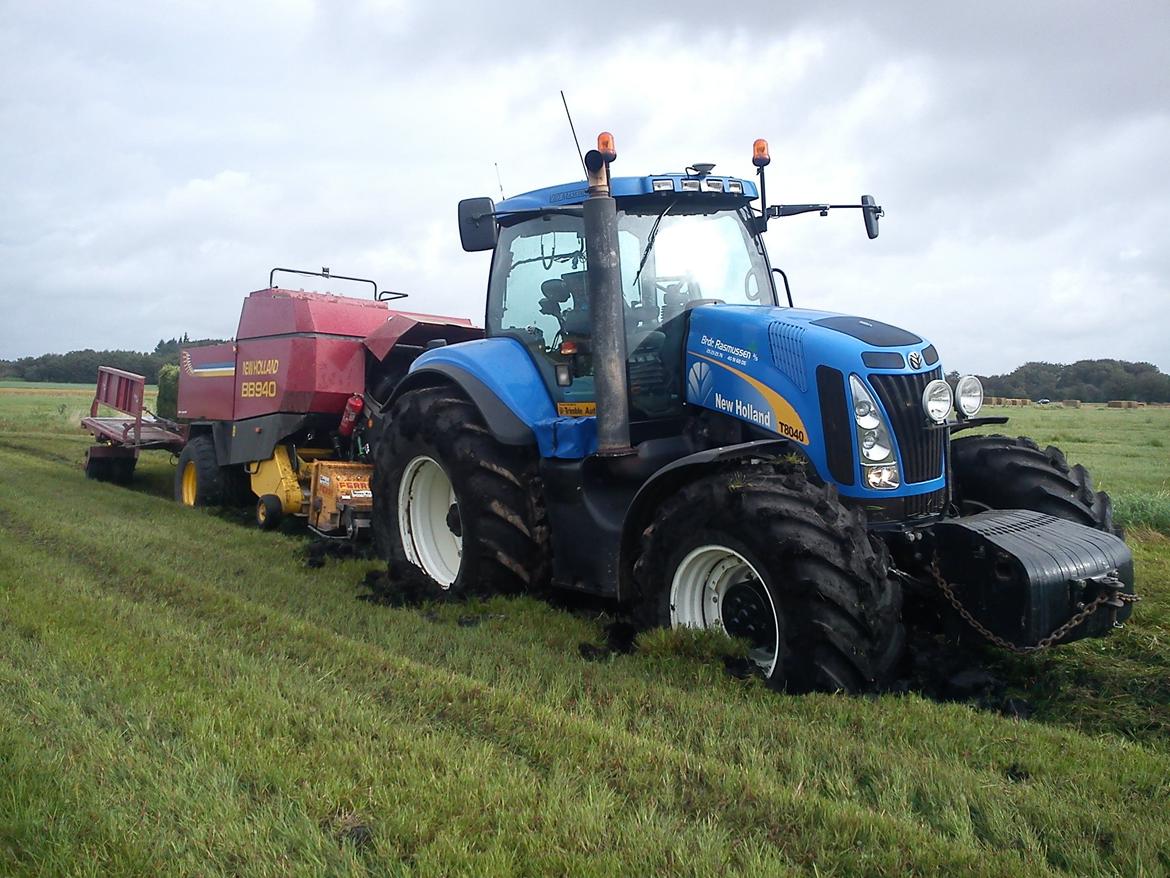 New Holland T8040 - Det går ikke altid lige godt når man er ude at presse græs til wrap billede 6