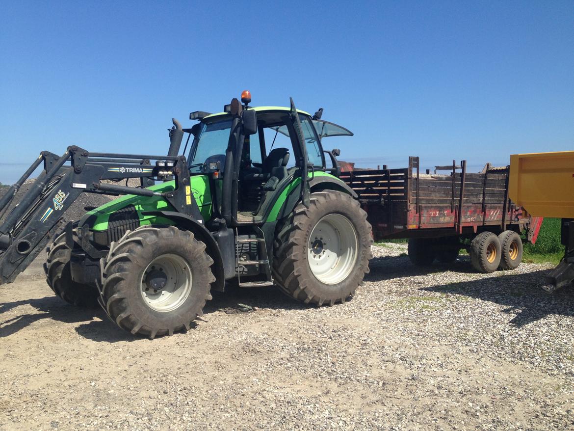 Deutz-Fahr Agrotron 106 - Sat til at flytte en kundes aflæsservogn. billede 2