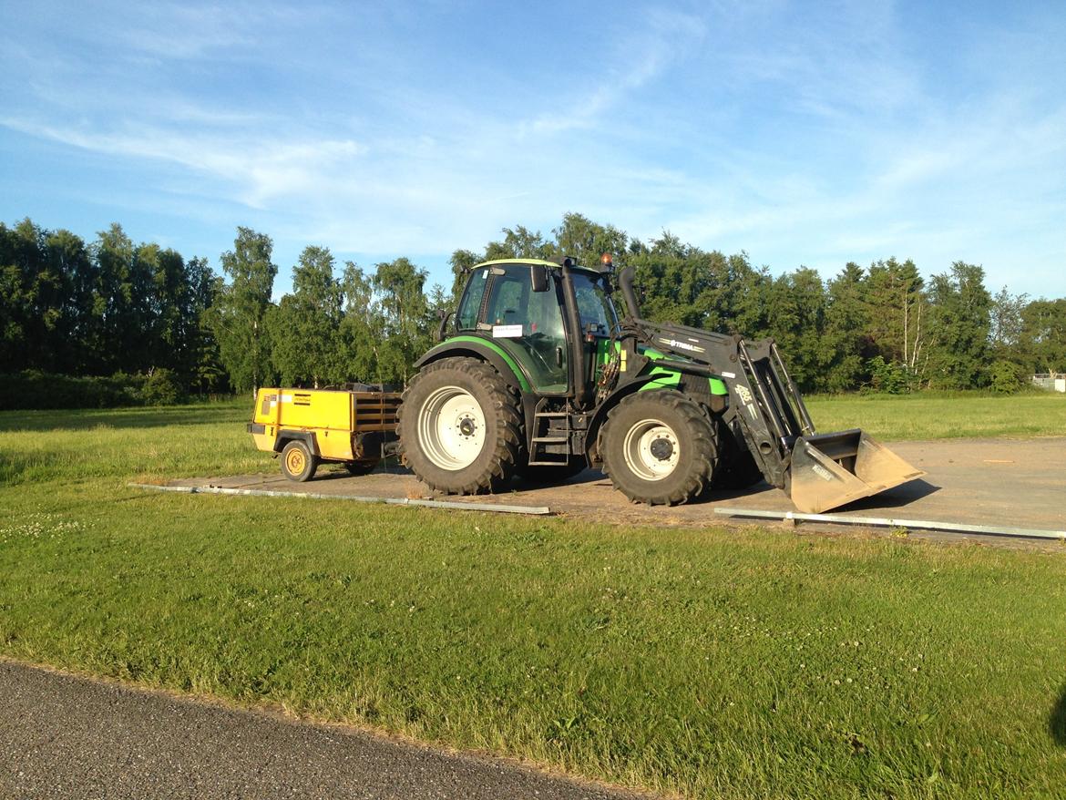 Deutz-Fahr Agrotron 106 - Ude med mobilkompressoren. billede 9
