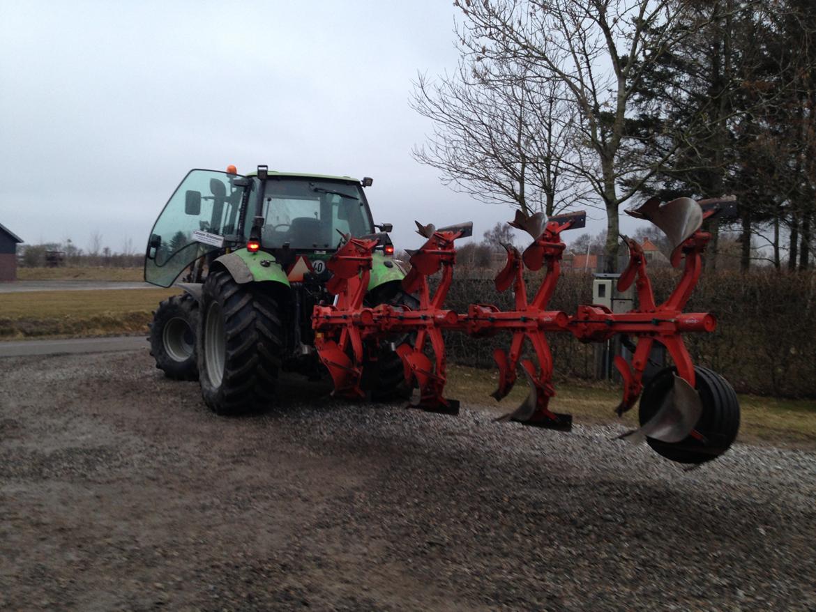 Deutz-Fahr Agrotron 106 - Tanket og klar til endnu en dag med ploven. billede 5