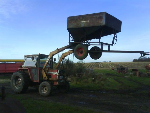 Massey Ferguson 565 - Sådan kan man os flytte en vogn ;) billede 12