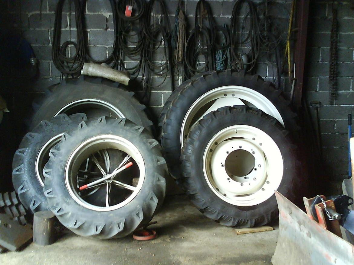 Massey Ferguson 699 - Tvillinghjul til Mf 699 til venskruetstre og sprøjtehjul til New Holland Tm 155. billede 20
