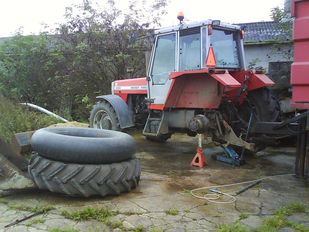 Massey Ferguson 699 - lapning af venstre baghjul.  billede 6