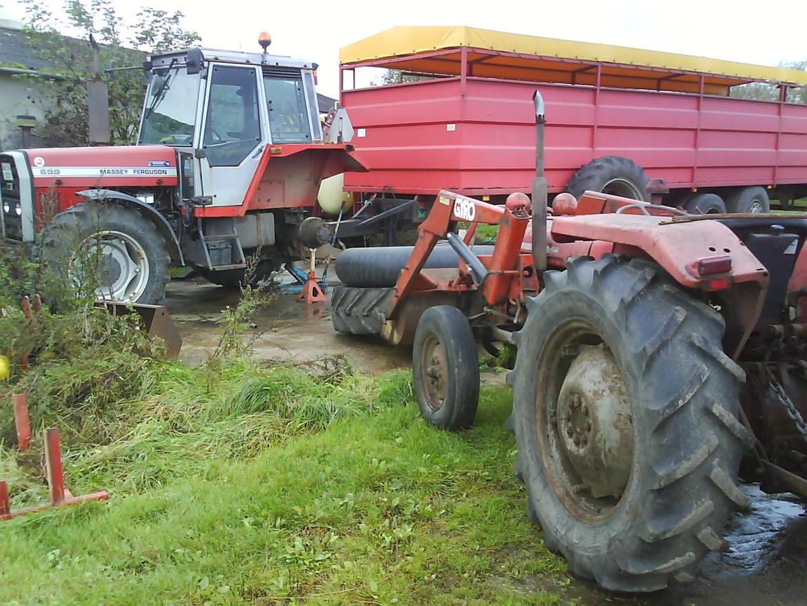 Massey Ferguson 699 - lapning af venstrebaghjul med hjælp fra Mf 35X.  billede 7