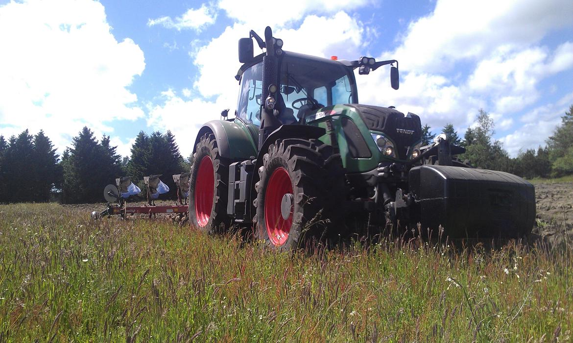 Fendt 724 Profi Plus - Pløjer til vildt ager :)  billede 16