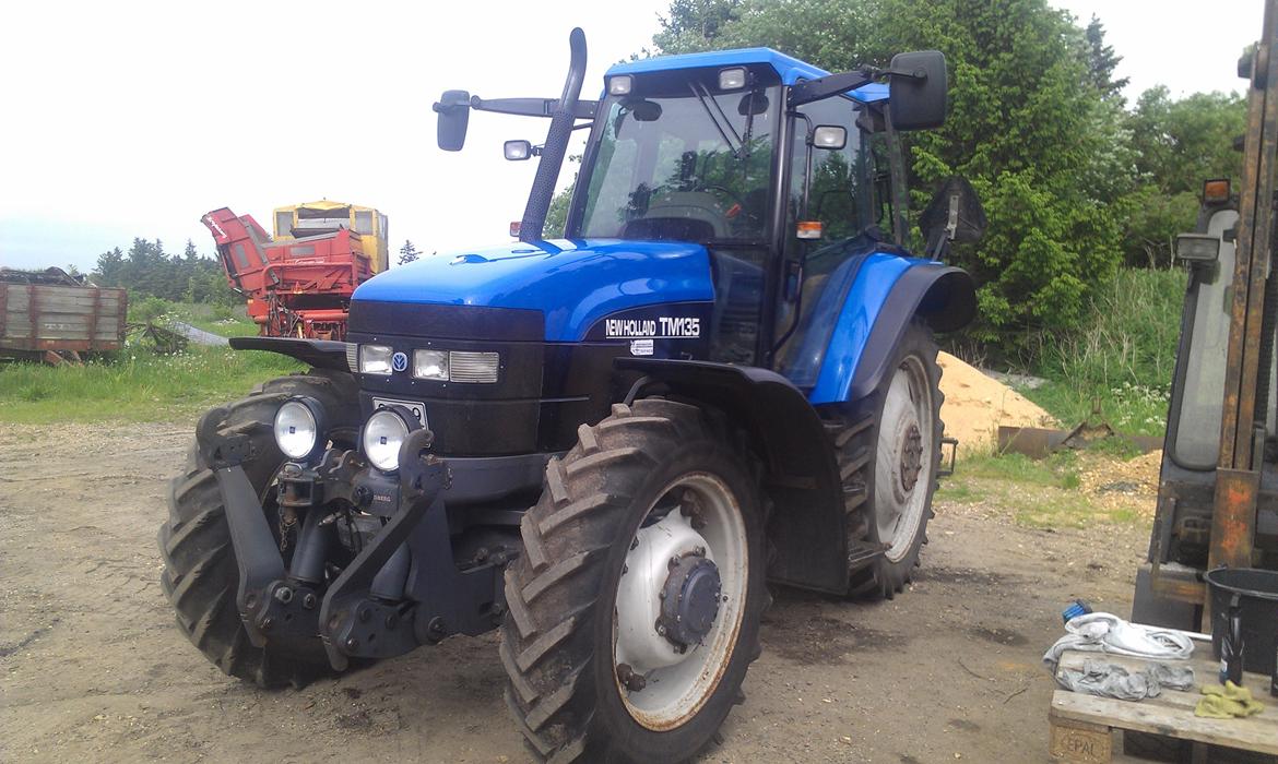 New Holland TM 135 - Køn er den ikke på de små sprøjtehjul men praktisk er det med supersteer når vi randser kartofler, lige efter polering :) billede 22