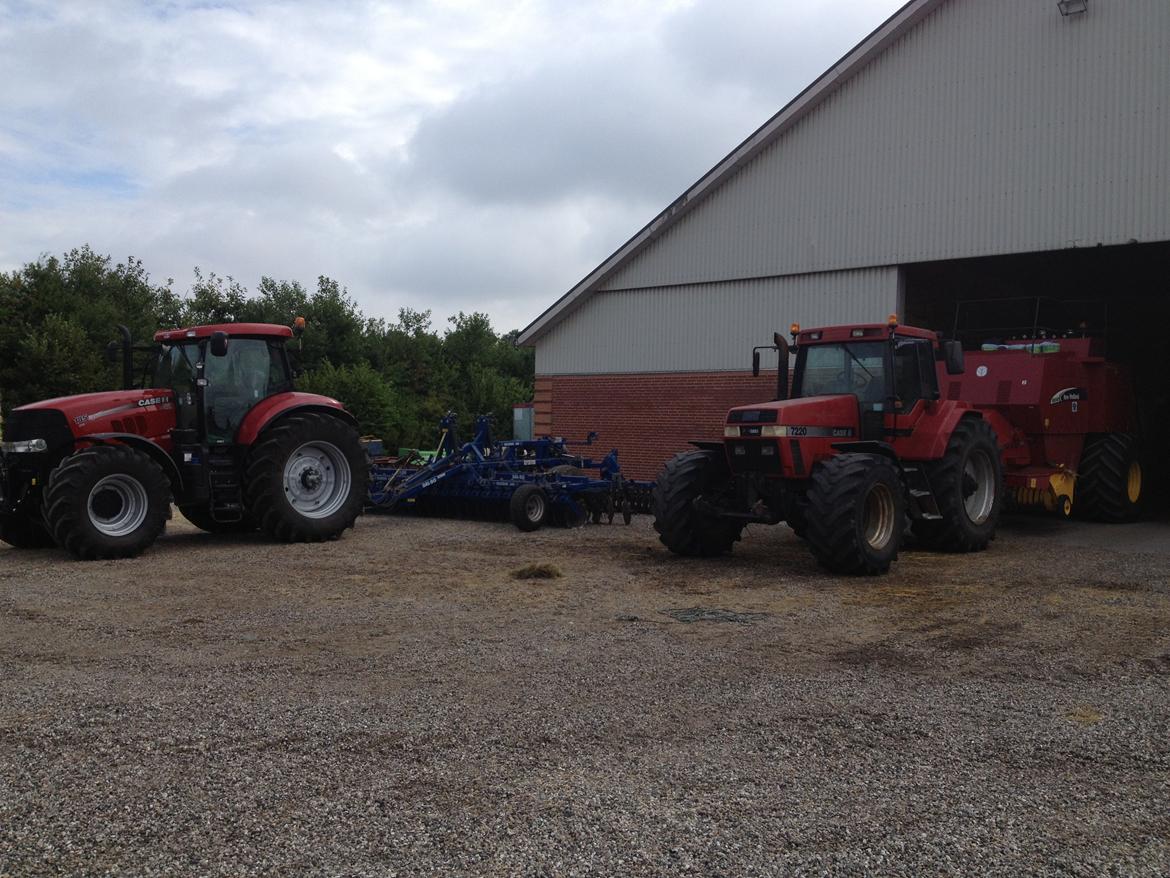 Case IH Case Ih Puma cvx 185 - Holder ved laden med den gamle magnum som altid står for en bigballepresser billede 18