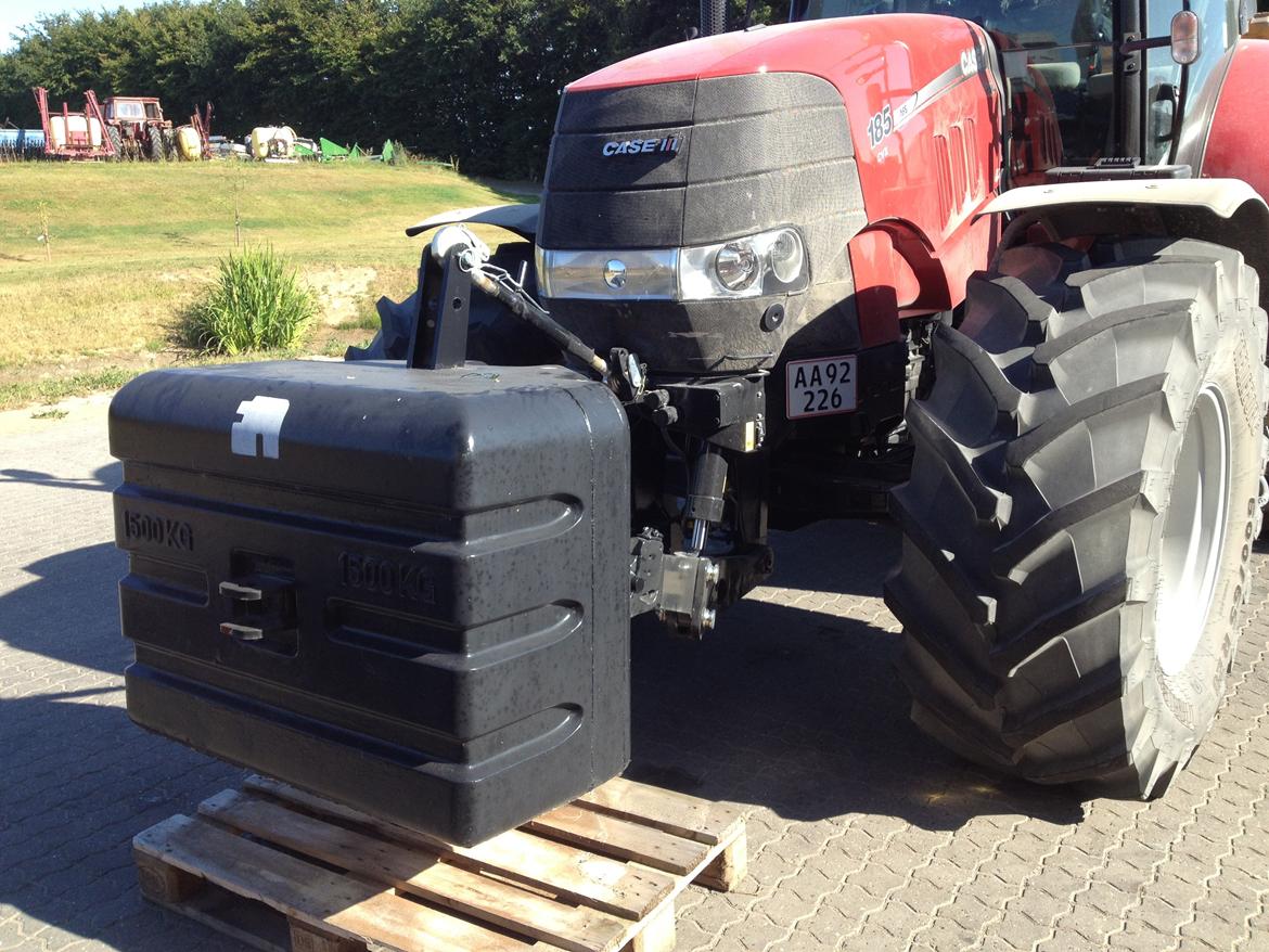 Case IH Case Ih Puma cvx 185 - Vi købte en 1500 kg vægtklods, en stor vægtklods til sådan en traktor, men det var nødvendigt for at den kan køre med den 6 furet vendeplov som sidder i liften (: billede 19